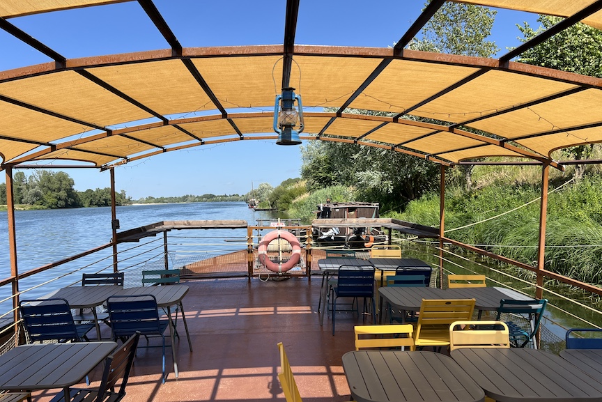 Guinguette flottante sur notre barge-terrasse